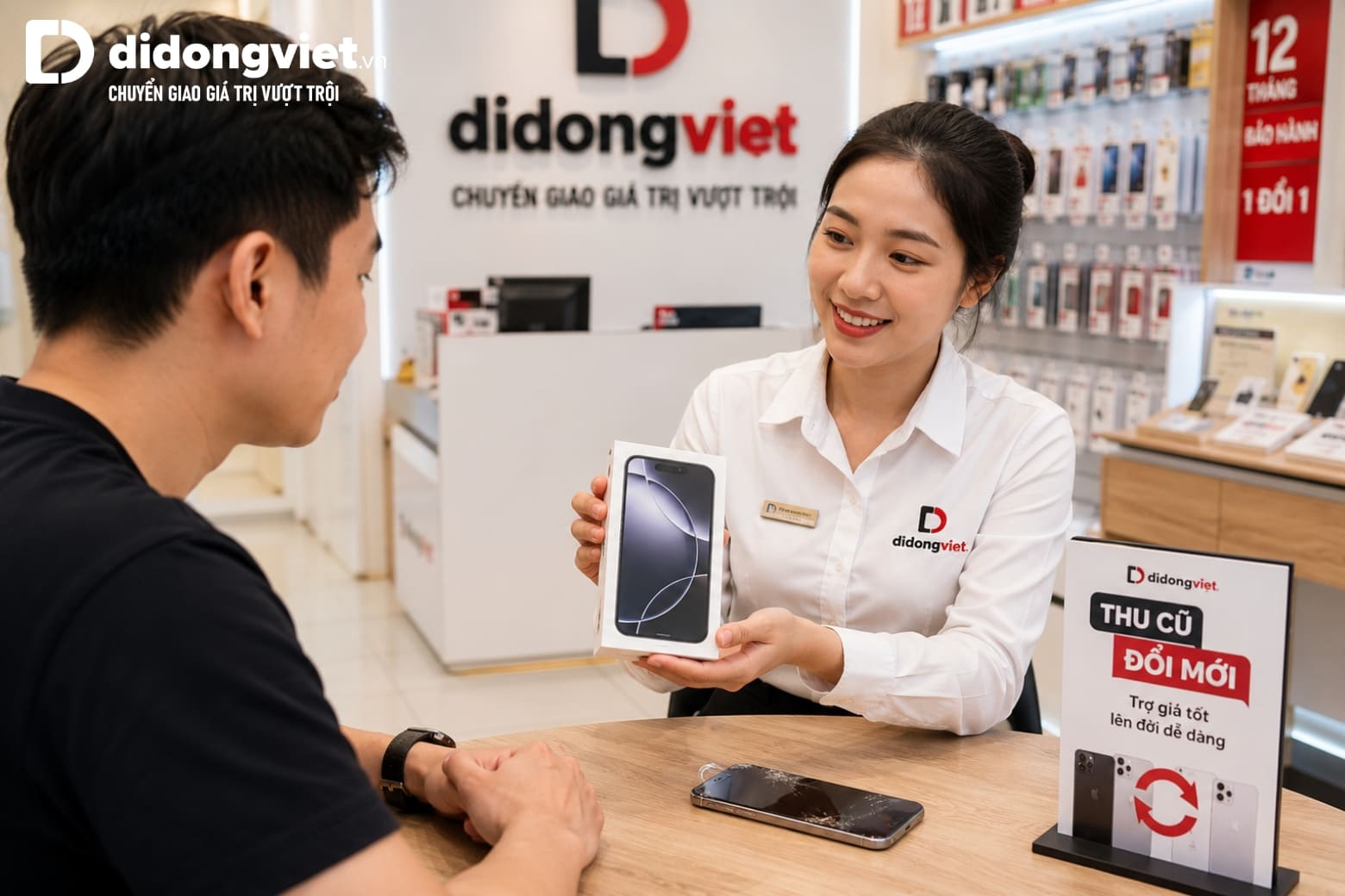 Màn iPhone chảy mực: Sự thật kỹ thuật và bài toán sửa chữa hay thu cũ lên đời 8 Nhân viên tư vấn khách hàng giải pháp thu cũ đổi mới khi màn iphone chảy mực