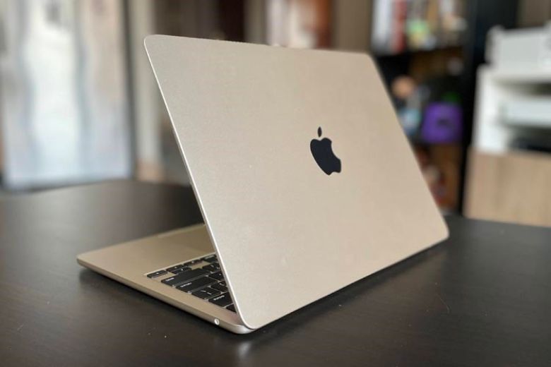 Macbook Air M2 và Macbook Pro 14 inch
