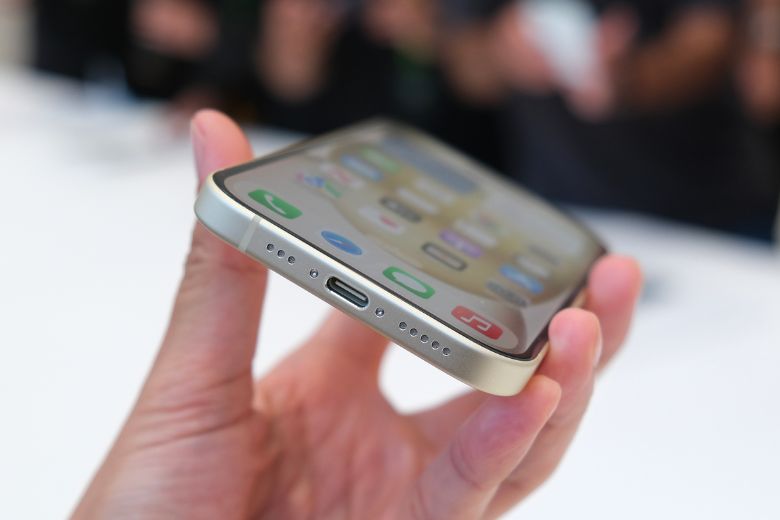 So sánh iPhone 15 Pro và Samsung Galaxy Z Flip 5