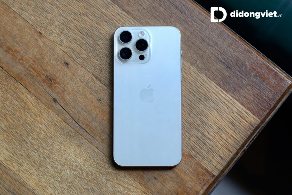 So sánh iPhone 15 Pro Max và Galaxy Z Fold5: Mua Samsung gập hay siêu phẩm cao cấp nhất của Apple 13 so sanh iphone 15 pro max va samsung z fold5 1