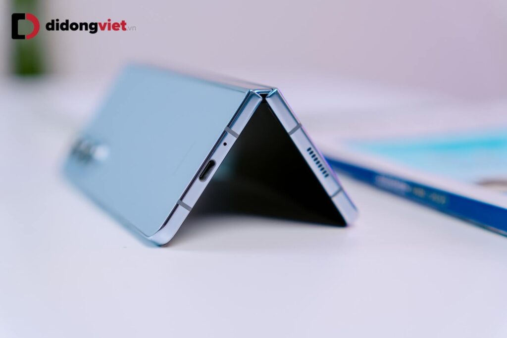 So sánh iPhone 15 Pro Max và Galaxy Z Fold5: Mua Samsung gập hay siêu phẩm cao cấp nhất của Apple 22 Galaxy Z Fold5 cũng sử dụng USB-C, mang đến khả năng kết nối và truyền dữ liệu tiện lợi.