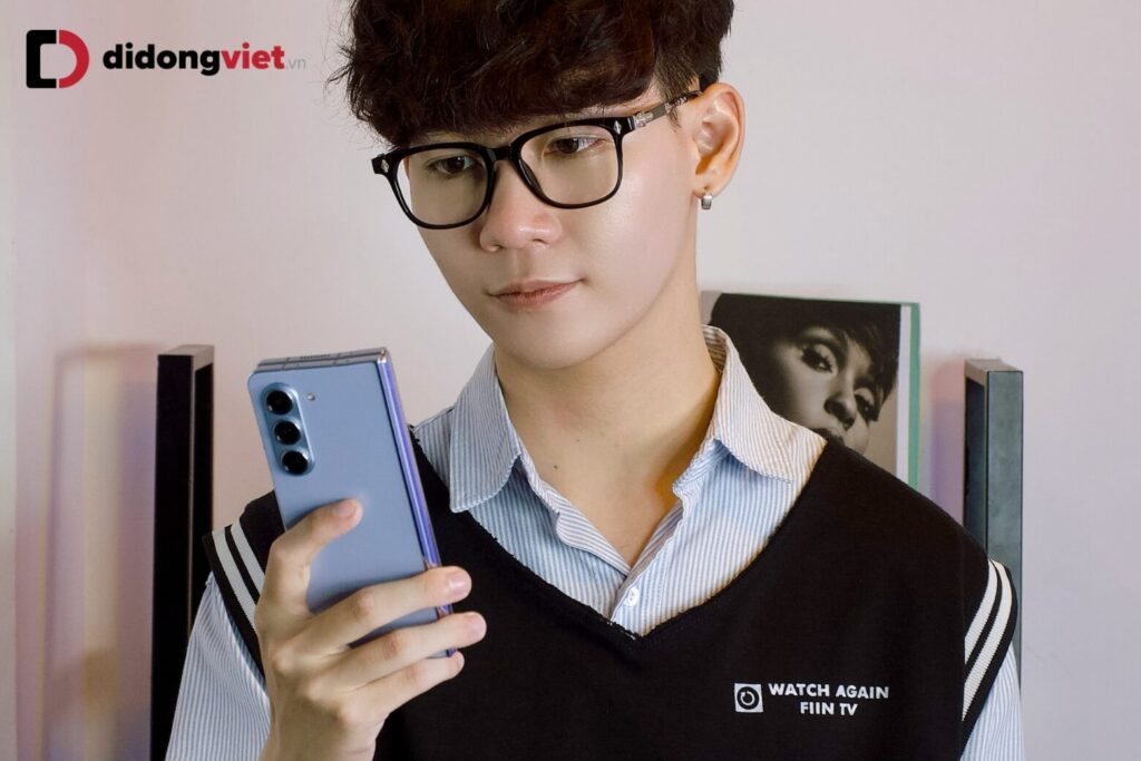 So sánh iPhone 15 Pro Max và Galaxy Z Fold5: Mua Samsung gập hay siêu phẩm cao cấp nhất của Apple 24 Galaxy Z Fold5 là lựa chọn đáng cân nhắc nếu bạn yêu thích màn hình gập, đa nhiệm và không gian hiển thị lớn.