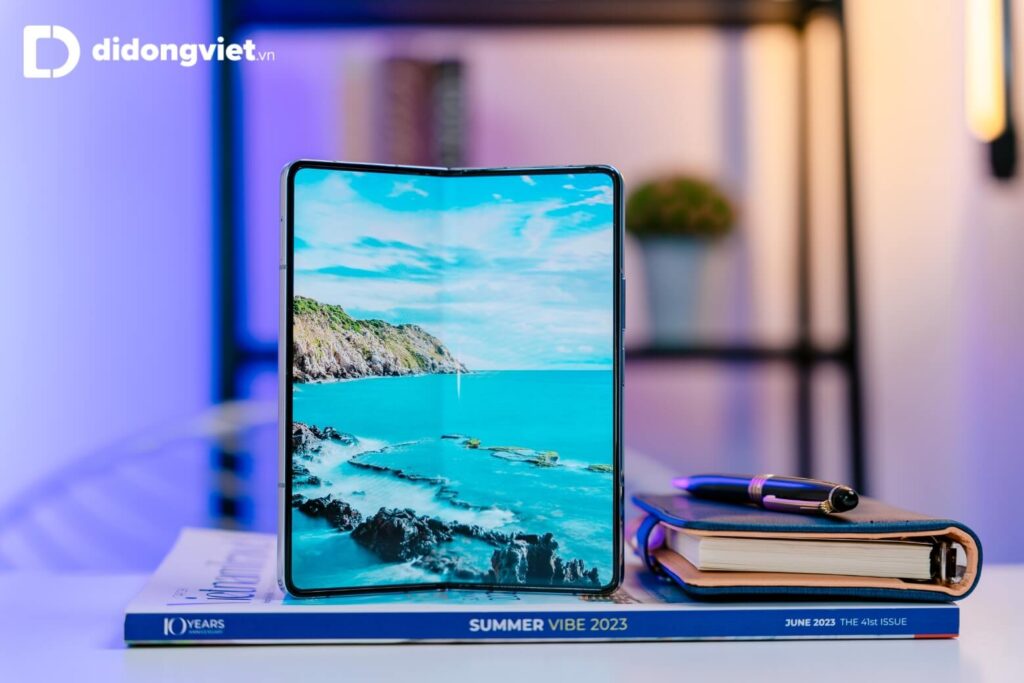 So sánh iPhone 15 Pro Max và Galaxy Z Fold5: Mua Samsung gập hay siêu phẩm cao cấp nhất của Apple 16 Galaxy Z Fold5 gây ấn tượng với màn hình gập 7.5 inch, 120Hz mượt mà