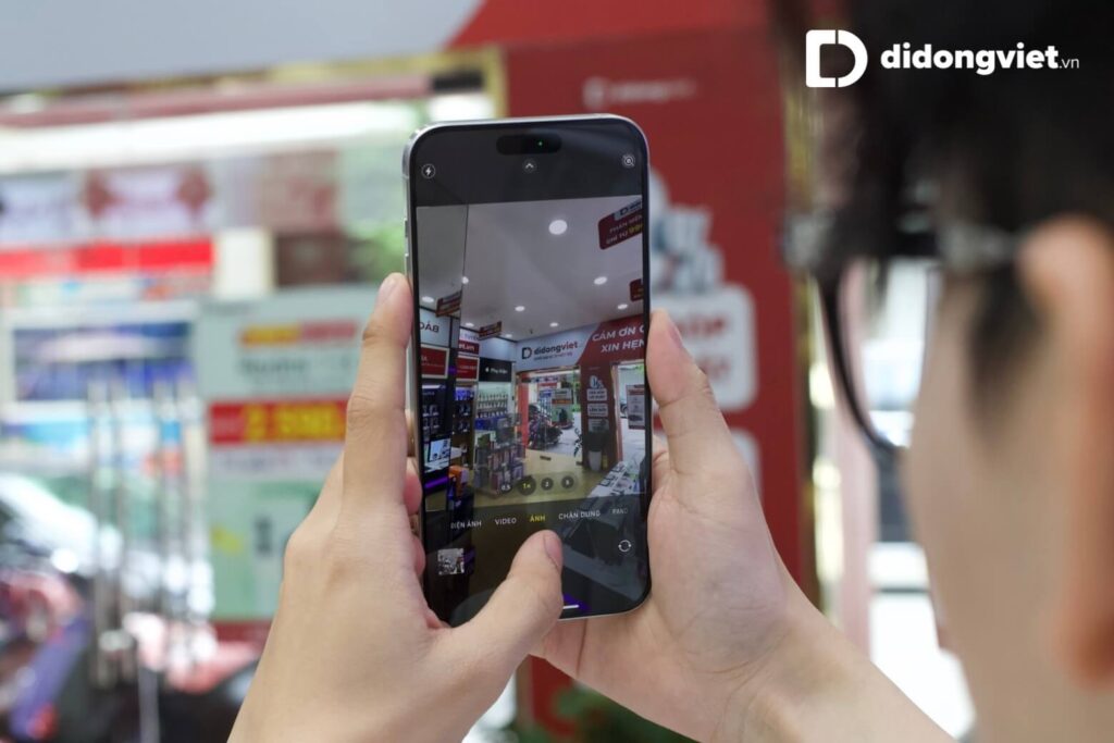 So sánh iPhone 15 Pro Max và Galaxy Z Fold5: Mua Samsung gập hay siêu phẩm cao cấp nhất của Apple 17 iPhone 15 Pro Max nổi bật với camera 48MP, zoom quang 5x và LiDAR