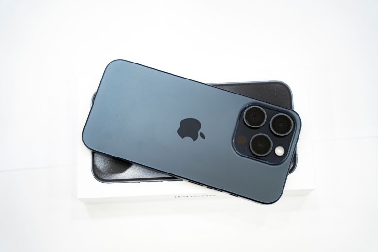 iPhone 15 Pro Max màu Titan xanh