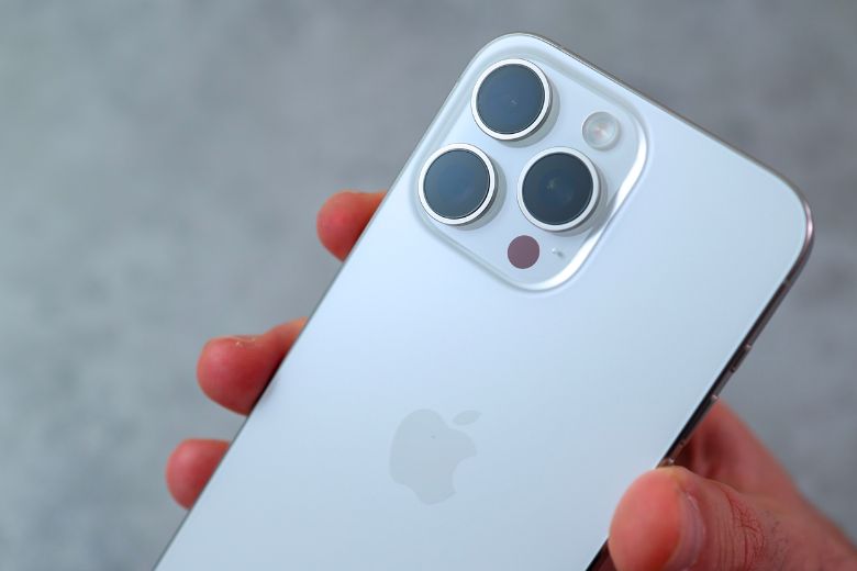 Trên tay iPhone 15 Pro Max màu Titan Trắng