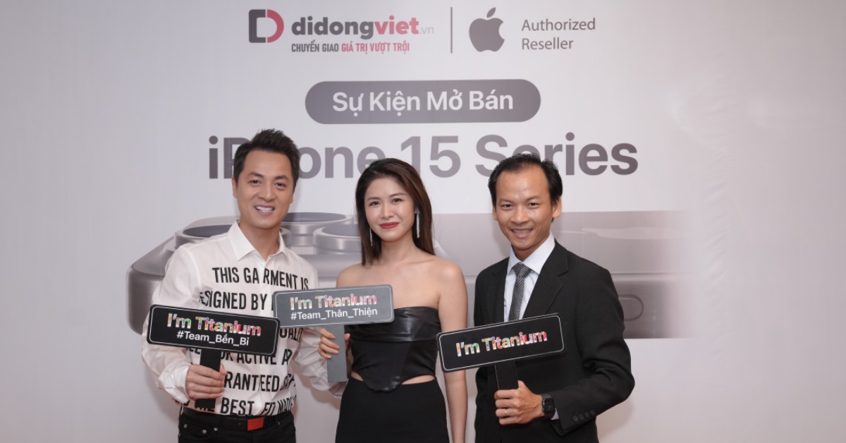 Nam ca sĩ Đăng Khôi cùng bà xã lên đời iPhone 15 Pro Max tại Di Động Việt