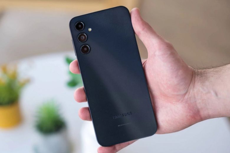 so sánh samsung galaxy a05s và xiaomi redmi note 12