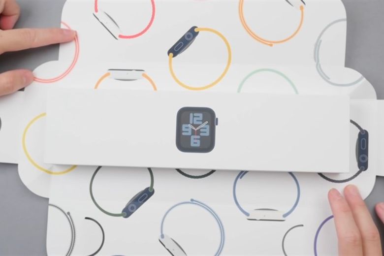 hình ảnh mở hộp Apple Watch SE 2 2023