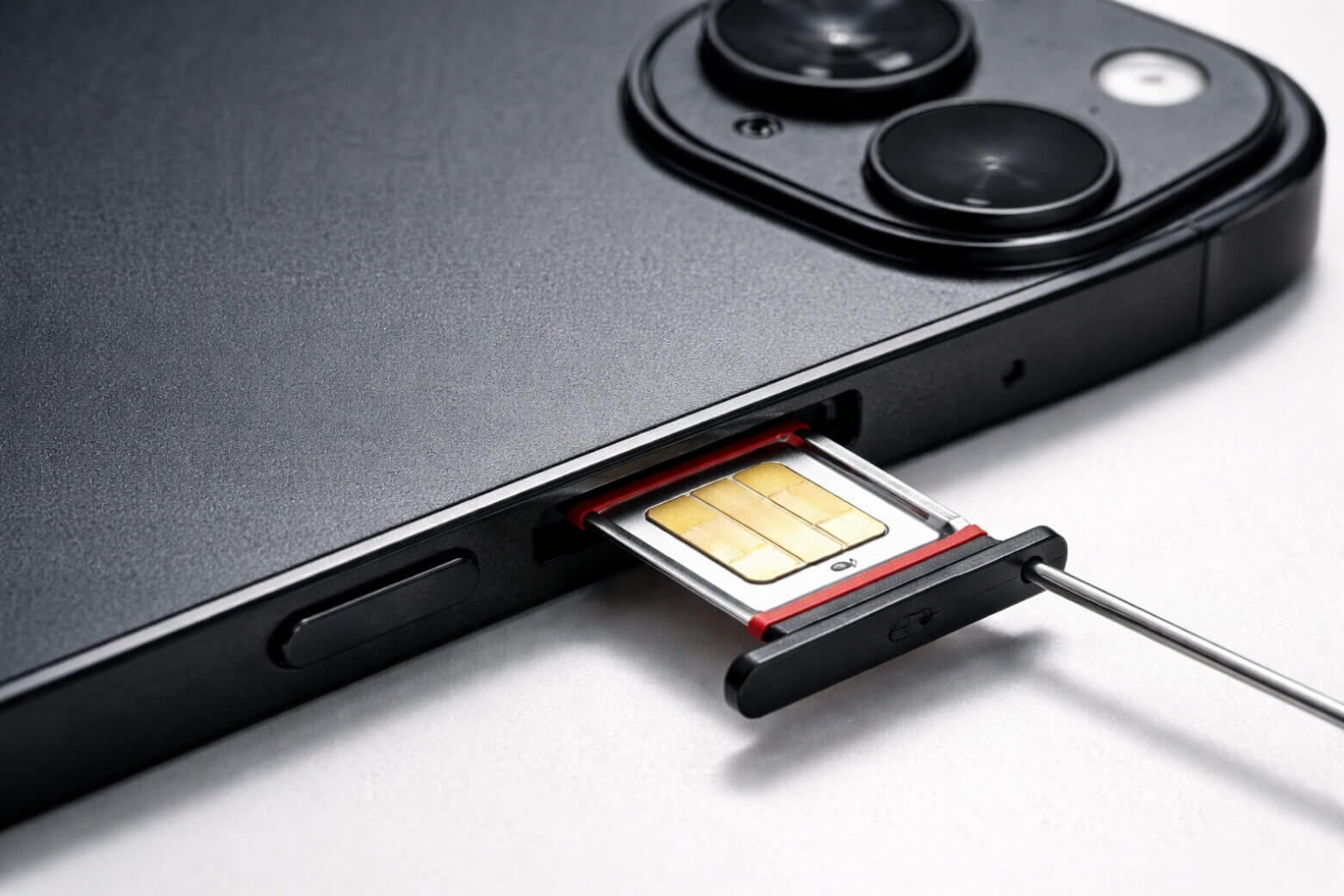 Các phiên bản iPhone chính hãng tại Việt Nam đều có khe sim trên iPhone 15