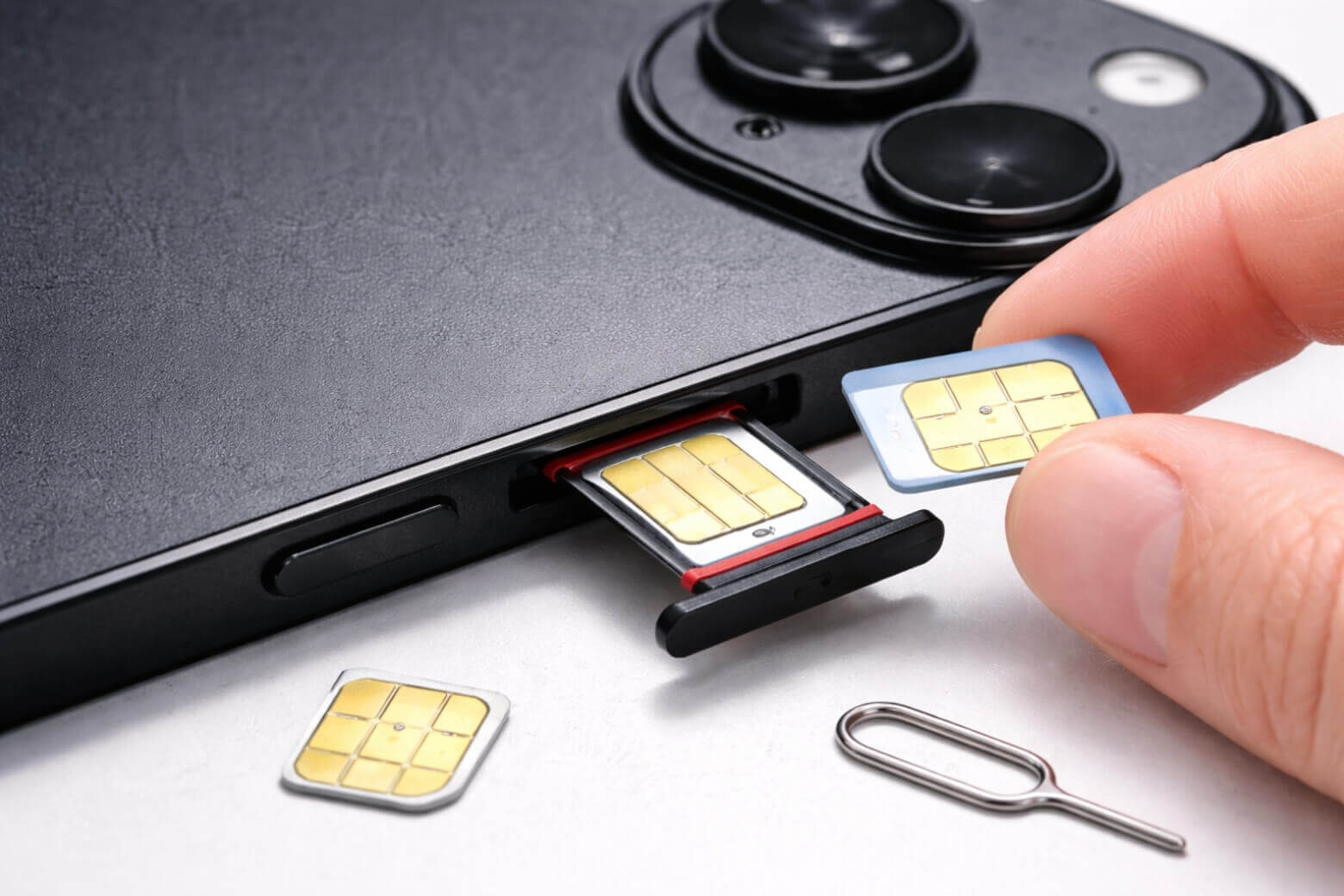 Việc sử dụng khe sim có thể tiện ích khi đi du lịch, với chi phí rẻ hơn esim khá nhiều