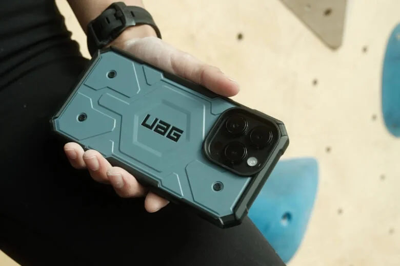 Trên tay ốp lưng iPhone 15 Pro Max UAG Pathfinder MagSafe