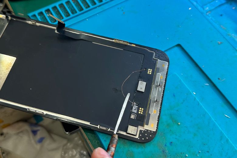 iPhone 14 Pro Max bị lỗi màn hình xanh
