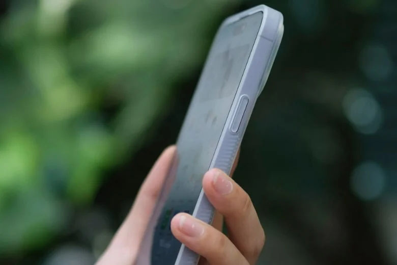 Trên tay ốp lưng iPhone 14 Pro ZAGG MagSafe Snap Matte Iridescent