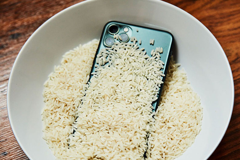 Cách hút ẩm điện thoại bằng gạo 