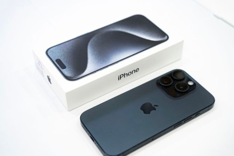 iPhone 15 Pro màu Titan đen
