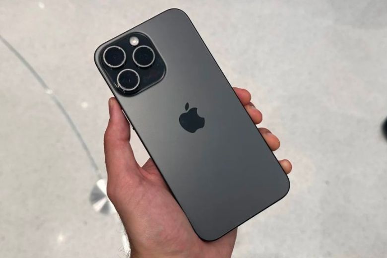 iPhone 15 Pro màu Titan đen
