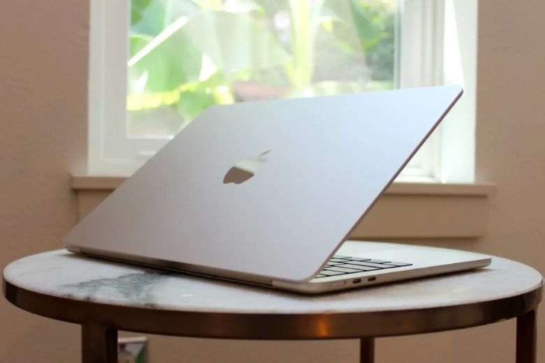 MacBook Air M2 và Surface Pro 9