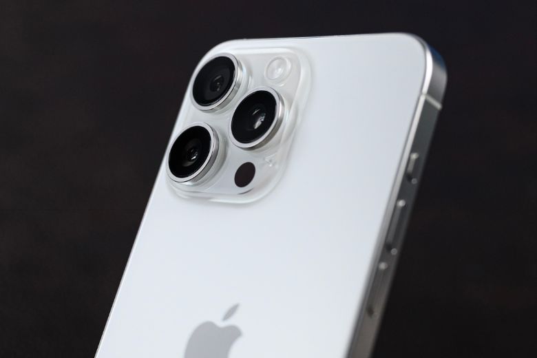 iPhone 15 Pro màu Titan trắng 
