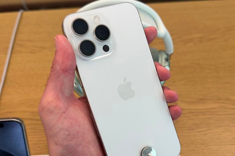 iPhone 15 Pro màu Titan trắng 