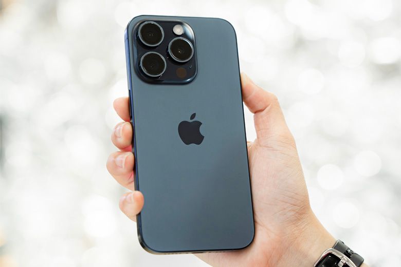 iPhone 15 Pro màu Titan xanh