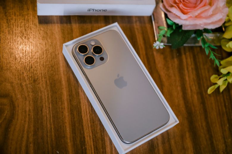 iPhone 15 Pro màu Titan tự nhiên