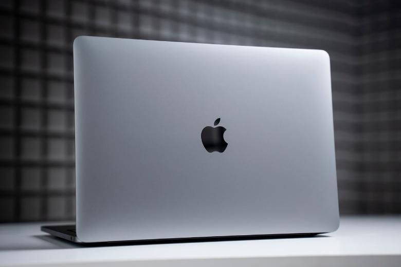 Nên mua MacBook màu bạc hay xám
