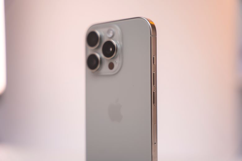 Ngắm nhìn iPhone 16 Pro và iPhone 16 Pro Max màu Titan tự nhiên mới thực tế tuyệt đẹp 13 image 10