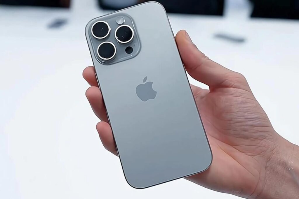 iPhone 16 Pro Max có mấy màu? Đánh giá độ bền màu và mức giữ giá sau 1.5 năm 12 Titan Tự Nhiên mang tông xám bạc hiện đại, an toàn và đồng bộ hoàn hảo với Apple Watch Ultra.
