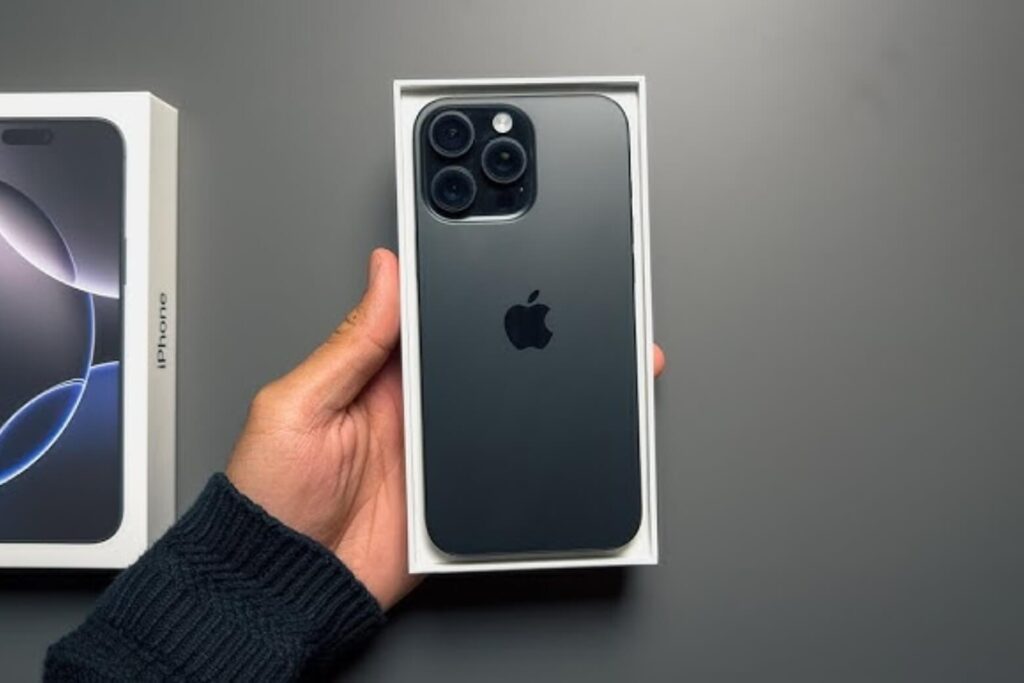 iPhone 16 Pro Max có mấy màu? Đánh giá độ bền màu và mức giữ giá sau 1.5 năm 13 Màu đen iPhone 16 Pro Max sâu và liền khối hơn, nhưng dễ bám vân tay nhất.