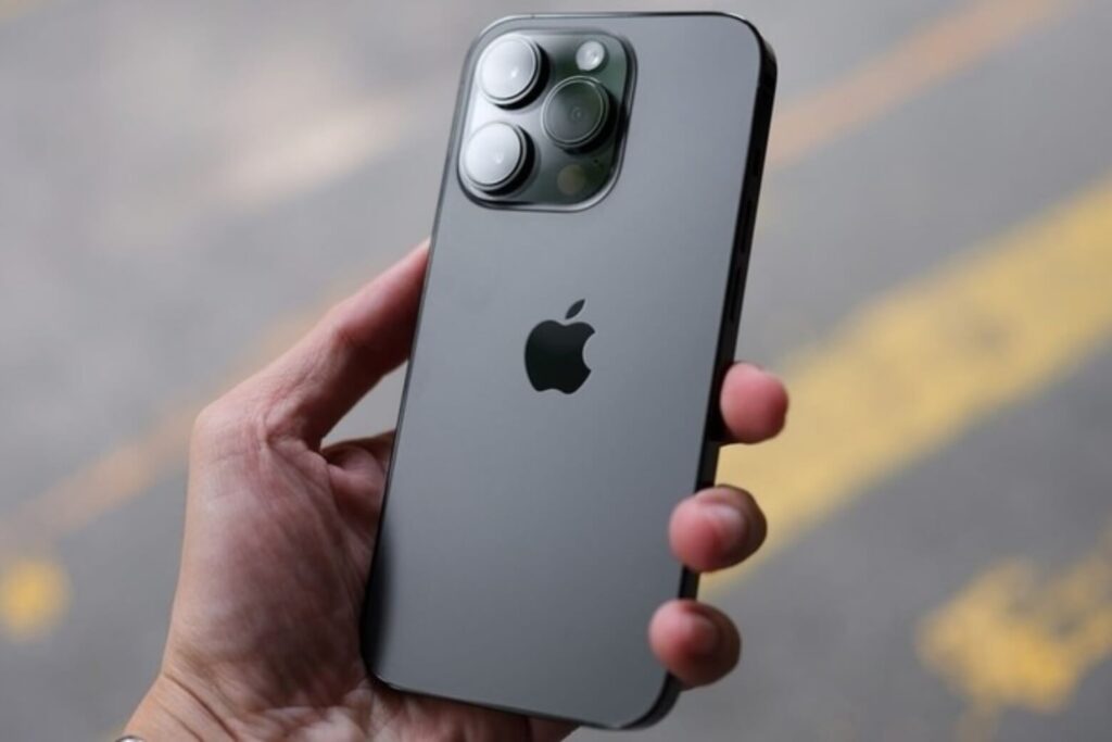 iPhone 16 Pro Max có mấy màu? Đánh giá độ bền màu và mức giữ giá sau 1.5 năm 16 Màu tối dễ lộ vết xước sáng và bám mồ hôi, nên dùng ốp viền dẻo để bảo vệ.