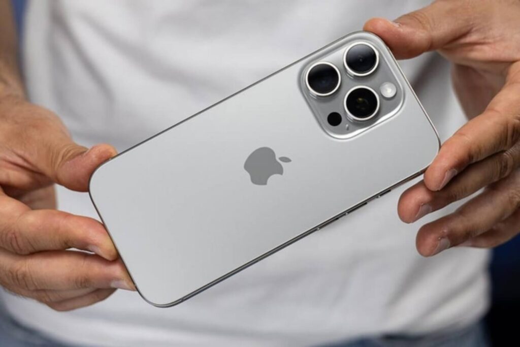 iPhone 16 Pro Max có mấy màu? Đánh giá độ bền màu và mức giữ giá sau 1.5 năm 17 Titan Tự Nhiên và Titan Trắng khó lộ xước, ít bám vân tay—lý tưởng để dùng trần.