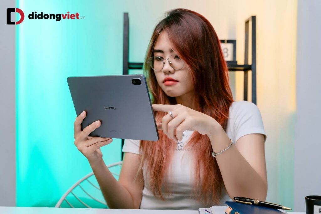 Trên tay HUAWEI MatePad SE 11 inch: Đánh giá thực tế thiết kế kim loại, màn hình và pin 10 HUAWEI MatePad SE 11 inch phù hợp với học tập, giải trí và nhu cầu sử dụng phổ thông nhờ màn hình lớn