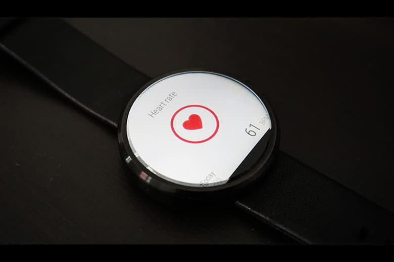 Cảm biến nhịp tim quang học trên smartwatch thiết bị có thể đo lường nhịp tim và ghi lại số lần tim đập