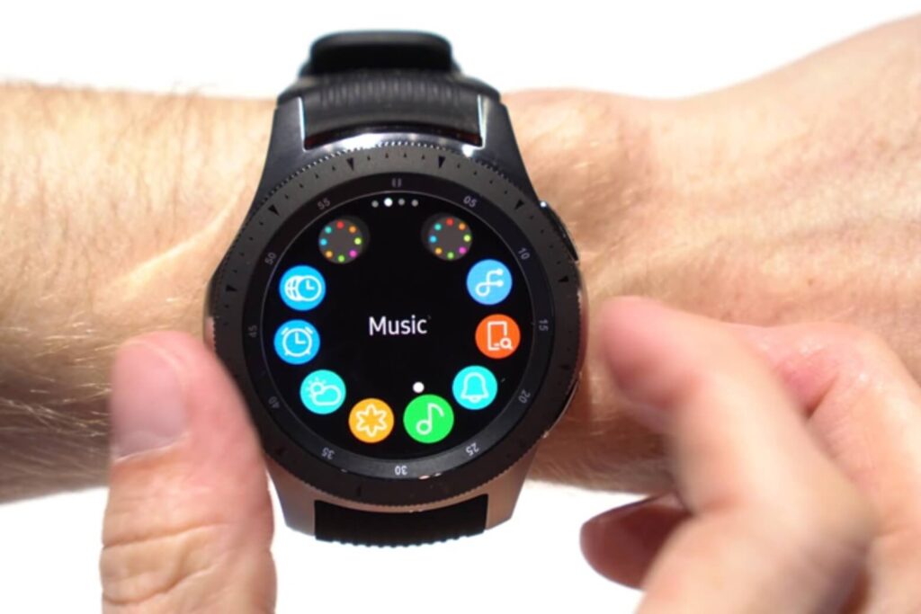 Ứng dụng Galaxy Wearable là gì: Trạm chỉ huy hệ sinh thái Samsung 22 Mở Galaxy Watch hoặc hộp Buds và đặt gần điện thoại.