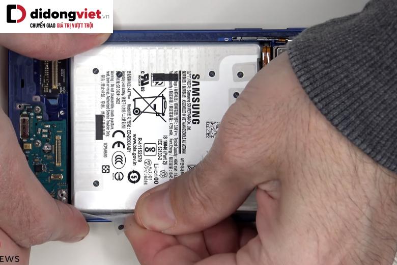 Khám phá bên trong Samsung Galaxy S25+: Buồng hơi tản nhiệt lớn hơn 6 s25 plus teardown 4