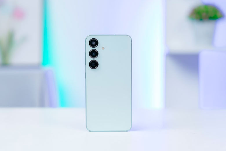 So sánh Samsung Galaxy S25 và realme GT 6: Nên chọn máy nào? 7 so sanh samsung galaxy s25 va realme gt 6 1 didongviet