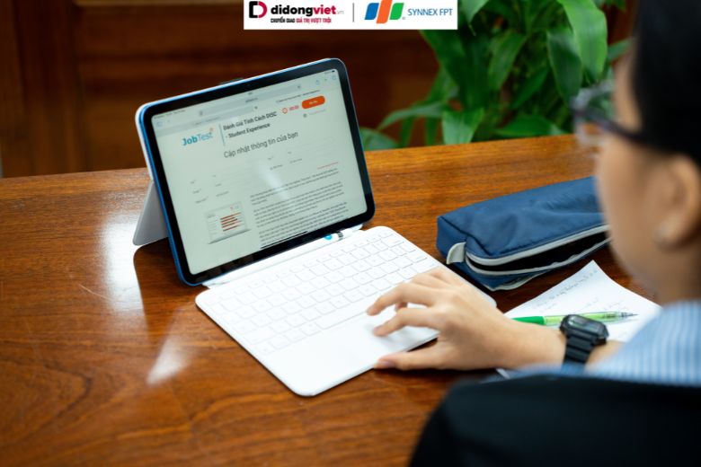 D.EDUCARE - Định Hướng Nghề Nghiệp Đỉnh Cao Với Hệ Sinh Thái Apple và AI Cùng Di Động Việt tại UEF 10 1