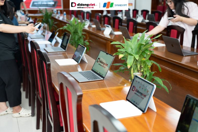 D.EDUCARE - Định Hướng Nghề Nghiệp Đỉnh Cao Với Hệ Sinh Thái Apple và AI Cùng Di Động Việt tại UEF 13 4