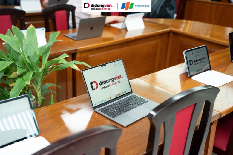 D.EDUCARE - Định Hướng Nghề Nghiệp Đỉnh Cao Với Hệ Sinh Thái Apple và AI Cùng Di Động Việt tại UEF 15 6