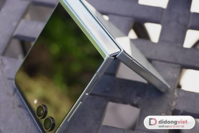 Cấu hình Samsung Galaxy Z Flip7 có gì mới ? 11 Khung nhôm Armor Aluminum và màn hình Gorilla Glass Victus 2 bền bỉ trên Galaxy Z Flip7.