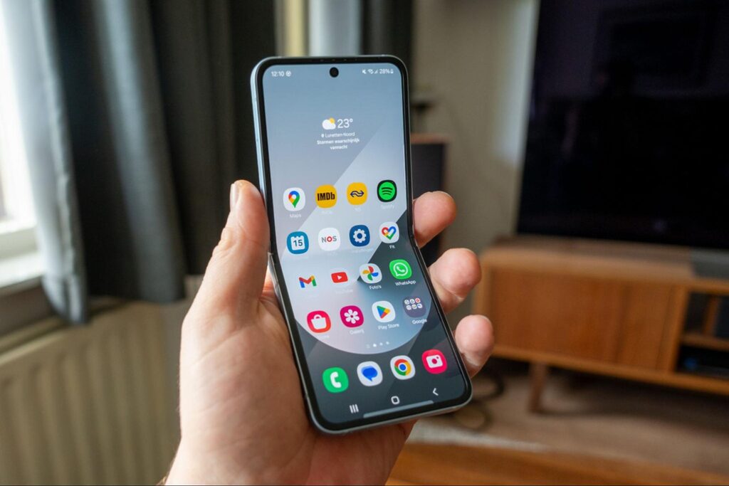 Cấu hình Samsung Galaxy Z Flip7 có gì mới ? 12 Màn hình Dynamic AMOLED 2X với tần số quét 120Hz trên Galaxy Z Flip7.