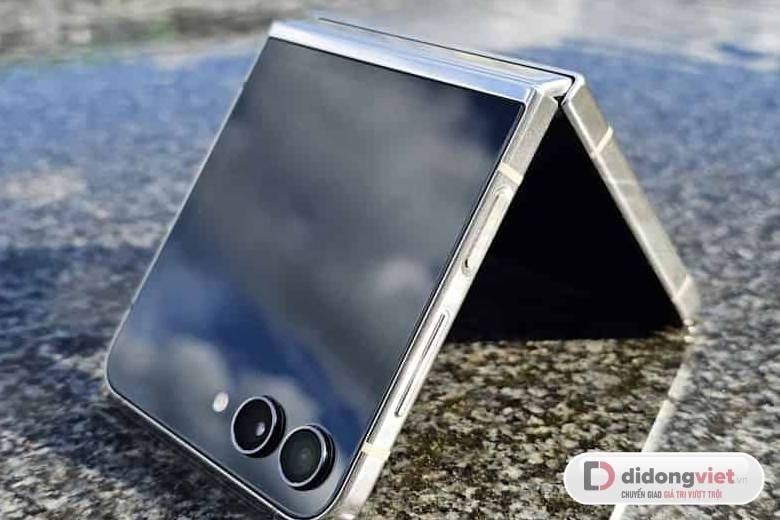 Cấu hình Samsung Galaxy Z Flip7 có gì mới ? 14 battery-25w Pin 4,300mAh và sạc nhanh 25W trên Galaxy Z Flip7.