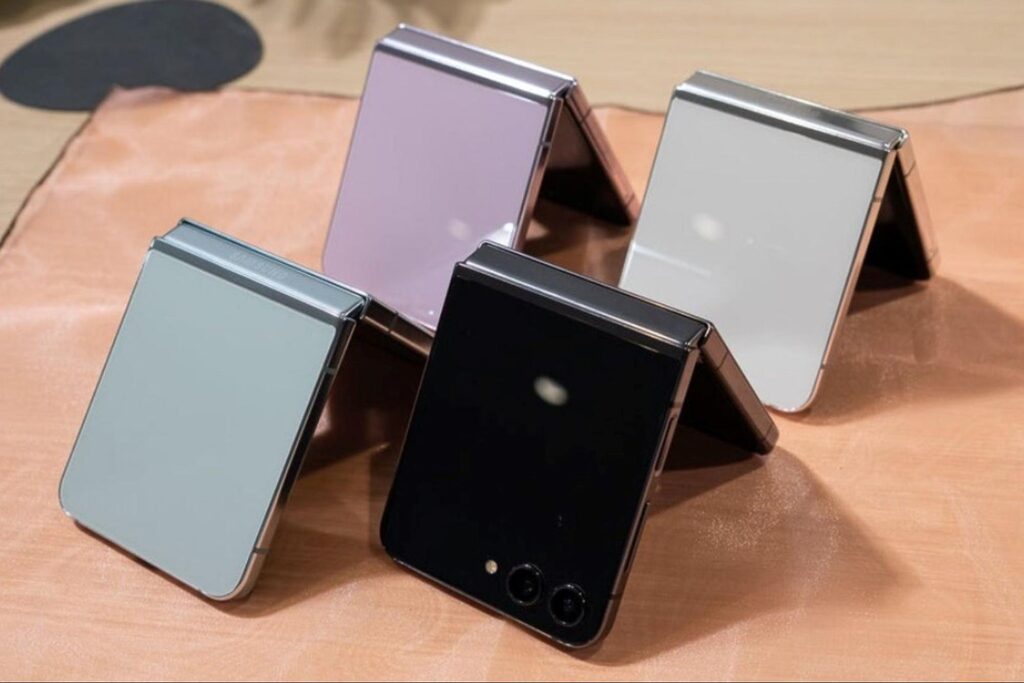 Kích thước của Samsung Galaxy Z Flip7 có gì nổi bật so với thế hệ trước? 6 Galaxy Z Flip7 với màn hình phụ lớn 4.0 inch, nâng cao khả năng đa nhiệm.