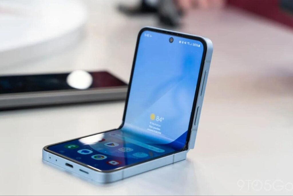 Kích thước của Samsung Galaxy Z Flip7 có gì nổi bật so với thế hệ trước? 4 Galaxy Z Flip7 mỏng hơn 1-2mm so với thế hệ trước, giúp dễ dàng bỏ túi