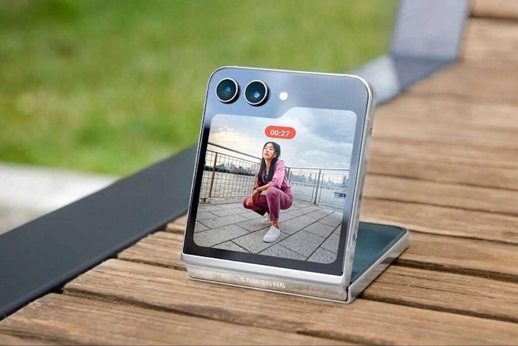 Kích thước của Samsung Galaxy Z Flip7 có gì nổi bật so với thế hệ trước? 5 Galaxy Z Flip7 so với Z Flip6, màn hình phụ tăng và độ dày giảm.