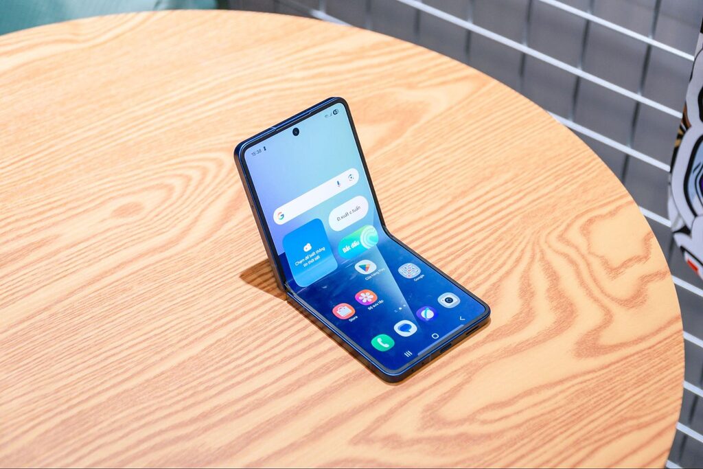 Kích thước của Samsung Galaxy Z Flip7 có gì nổi bật so với thế hệ trước? 8 Trải nghiệm sử dụng mượt mà hơn bao giờ hết cùng Galaxy Z Flip7