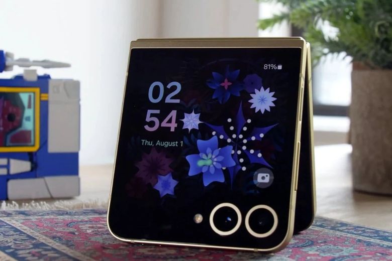 Galaxy Z Flip7: Màn hình ngoài lớn có hữu ích hay không phụ thuộc nhiều vào One UI 8 11 z flip7 4 1