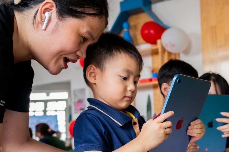 Cùng Di Động Việt Khám Phá Sức Mạnh của Apple Trong Giáo Dục: Từ Mẫu Giáo Đến Lớp 12 5 bia edu mau giao 2