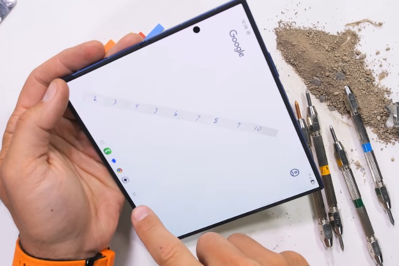 Galaxy Z Fold7 Thách Thức Mọi "Tra Tấn": Liệu Có Phải Chiếc Smartphone Gập Bền Bỉ Nhất Từng Được Tạo Ra? 11 galaxy z fold7 test do ben 3